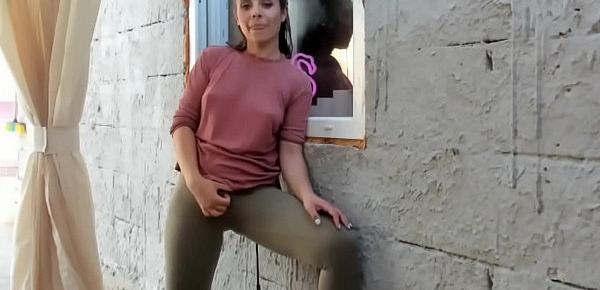  Cam model Nyconic fingers herself outside